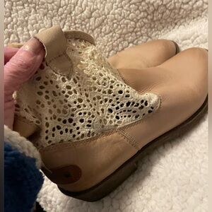 Coolway butter tan cream crochet 40 9 pull on flat soft western boots leather